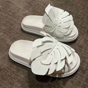 Farm Rio monstera anatomic slide in white